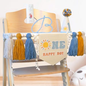 Uno striscione di compleanno per un ragazzo felice, una ghirlanda per un tizio felice