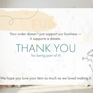 K&ouml;nnte beinhalten: Eine rechteckige Dankeskarte mit einer beigen Pinselstrichgrafik oben und einer schwarzen Strichzeichnung von Blumen auf der rechten Seite. Der Text lautet: Your order doesn't just support our business &mdash; it supports a dream. THANK YOU for being part of it! We hope you love your item as much as we loved making it.