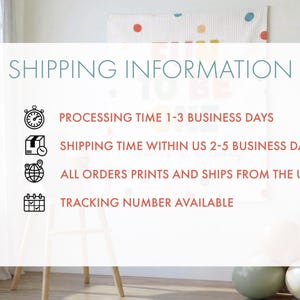 K&ouml;nnte beinhalten: Ein wei&szlig;es rechteckiges Banner mit dem Text SHIPPING INFORMATION in Blaugr&uuml;n, gefolgt von rotem Text zu Bearbeitungs- und Versandzeiten, mit vier schwarzen Symbolen, die eine Uhr, ein Paket, einen Globus und einen Kalender darstellen.
