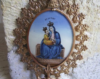 Pila bautismal antigua francesa de latón dorado, decoración victoriana católica para el hogar, Nuestra Señora del Puerto, relicario antiguo, 14 cm, fabricada en el siglo XIX.