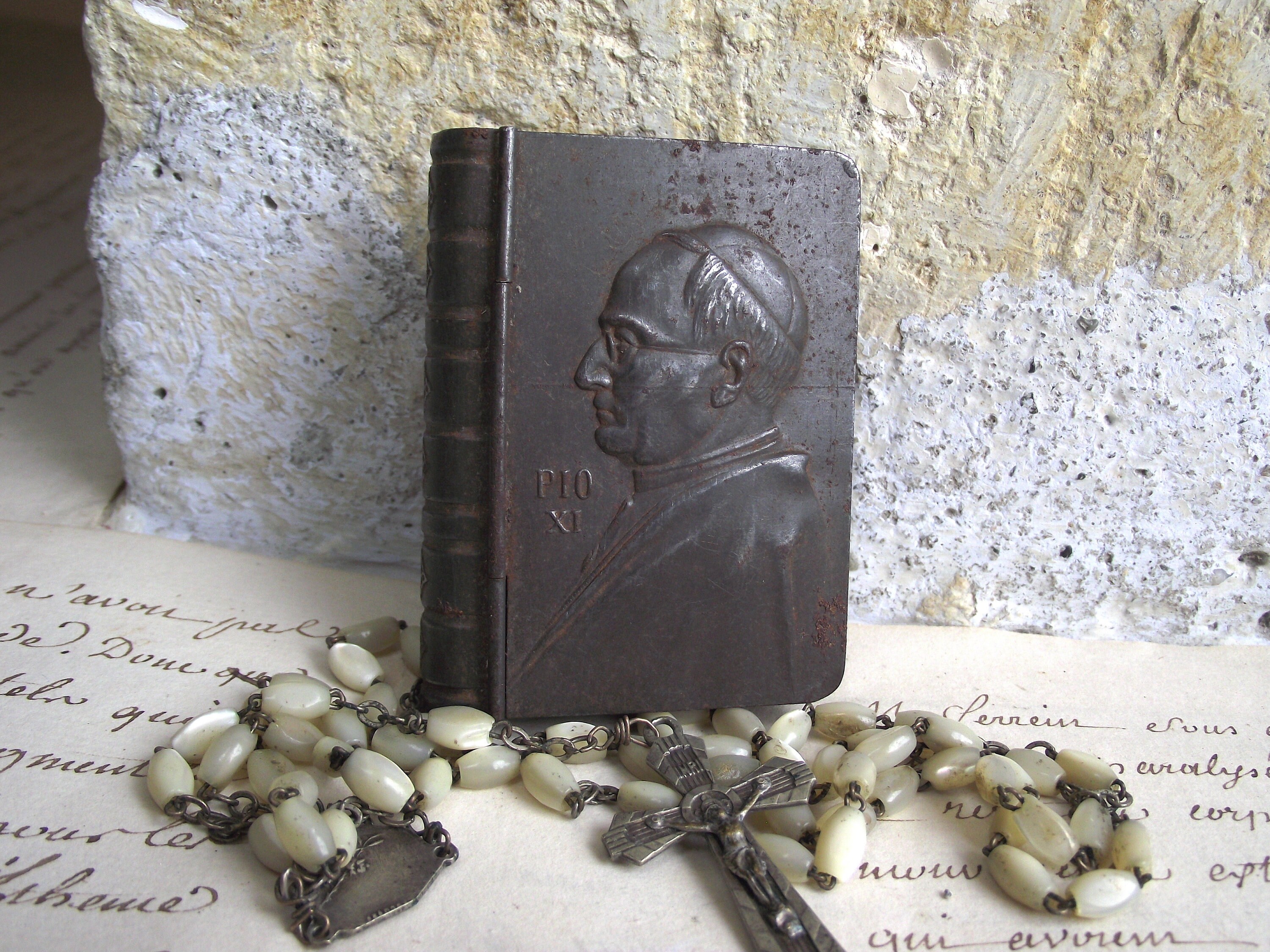 Rosaré Antique Français de Nacre Dans Un Style Art Déco Typique, avec Chapelet Italien en Toleware, 