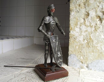Spanische Vintage mittelalterliche Ritter in Rüstung Statue, mit beweglichen Armen und Helm, mit Schild und Hellebarde, auf einem Holzsockel, circa 1950.