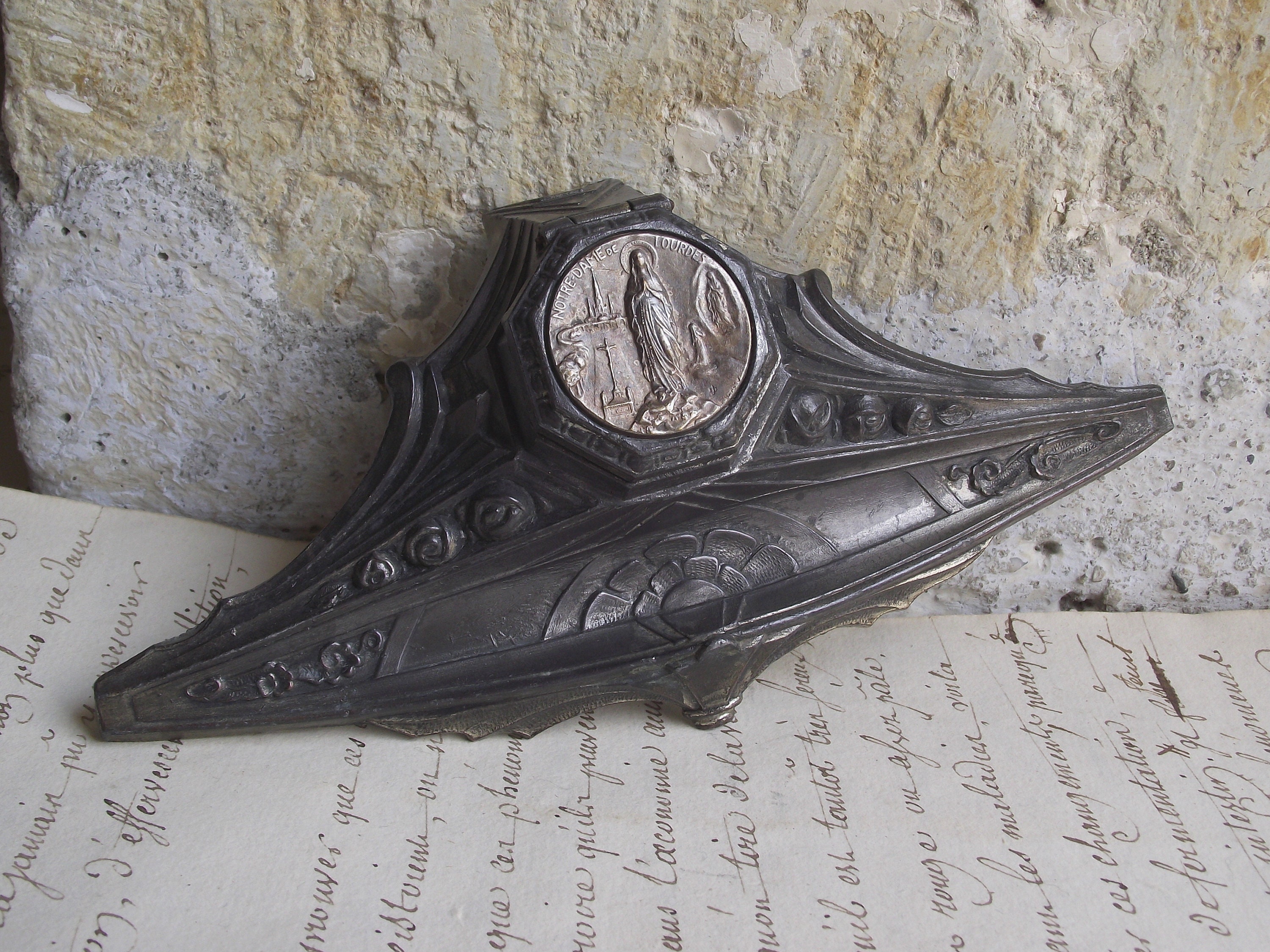 Ancien Français Encrier en Métal Spelter, Bureau Art Déco, Médaillon Signé Plaqué Argent de Notre-Da