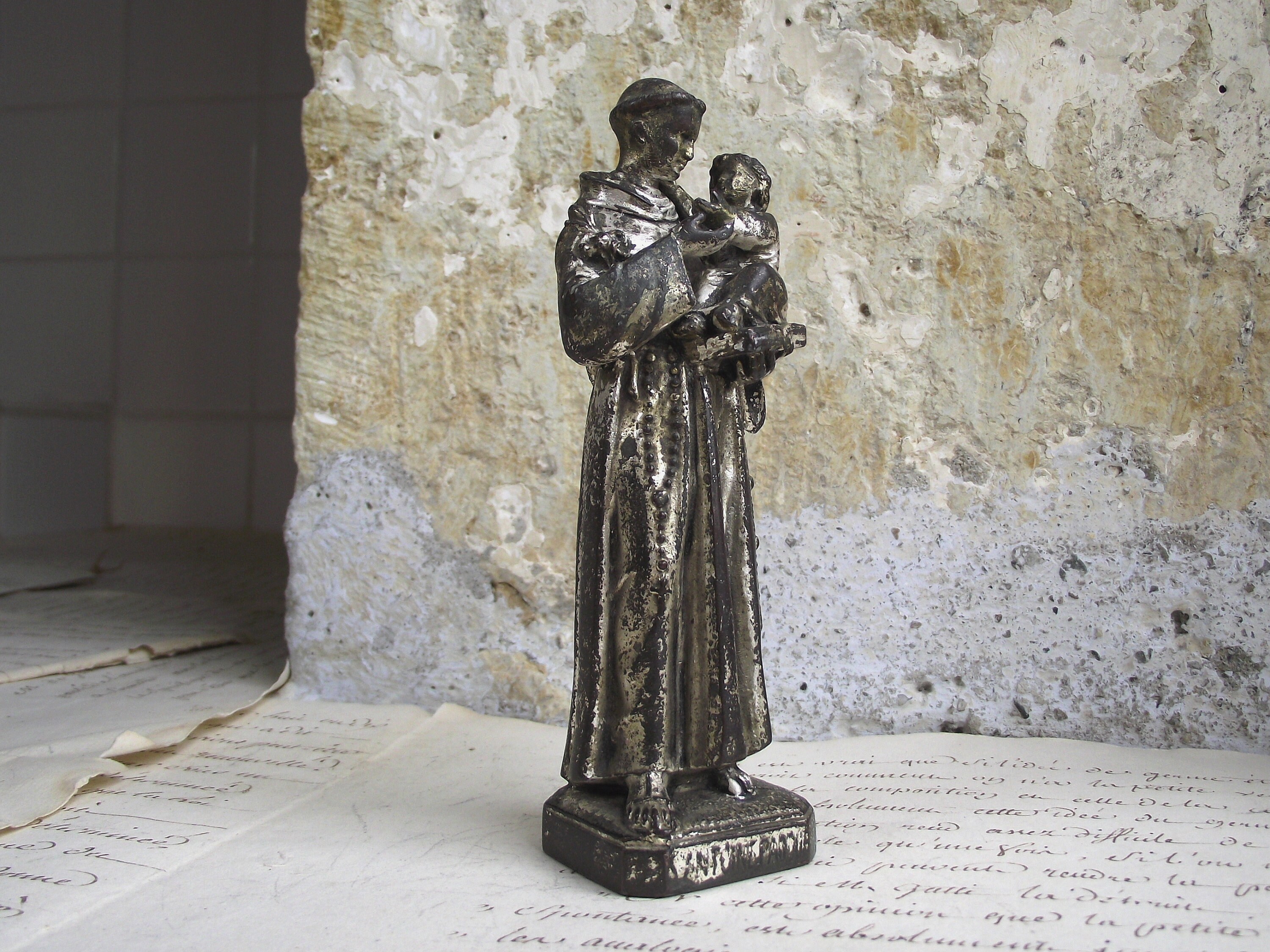 Antique Français Spelter en Métal Statue de Saint Antoine Padoue avec L'enfant Jésus, Fleur Lys, Liv