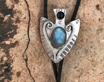 Artisan Sterling Silver Arrowhead Bolo Tie, Labradorite gemstone bolo tie, Silver & gemstone arrowhead pendant, Unique Southwestern bolo tie