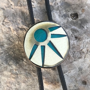 Corbata de bolo de cobre y resina inspirada en Grateful Dead, corbata de bolo rockera, joyas de Grateful Dead, corbata de bolo de sol de metal, collar de rayos de sol, puntas de latón