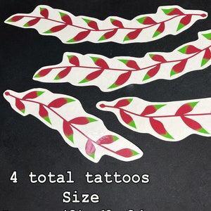 Op de afbeelding: Vier tijdelijke tatoeages met een rood en groen wijnstokontwerp. Twee tatoeages zijn 10 inch bij 2 inch en twee zijn 7 inch bij 2 inch.
