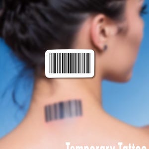 Puede incluir: Tatuaje temporal con diseño de código de barras, de 6,35 cm. La imagen muestra el tatuaje aplicado en la nuca de una persona. El código de barras es blanco y negro, con el texto "Temporary Tattoo" debajo.