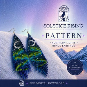 Peut inclure: Une paire de boucles d'oreilles à franges perlées avec un motif céleste. Les boucles d'oreilles présentent un motif de croissant de lune et d'étoiles en perles blanches sur un fond bleu foncé, avec des franges vertes et bleues. Le texte "SOLSTICE RISING PATTERN" est visible.