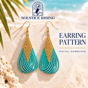Puede incluir: Un par de pendientes de cuentas en forma de lágrima con una sección superior dorada y una sección inferior de color turquesa con hilos en forma de flecos. El texto Solstice Rising, Earring Pattern y Digital Download es visible.