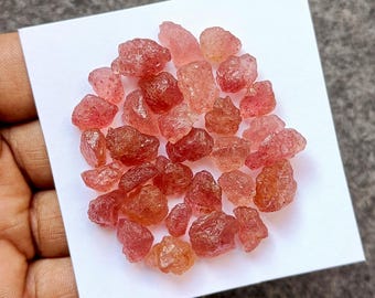 Piedra preciosa de cuarzo fresa en bruto: Cristales de cuarzo natural sin pulir para la fabricación de joyas.