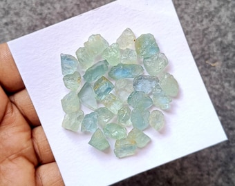 Piedras preciosas de aguamarina en bruto: cristales crudos sin pulir para la fabricación de joyas.
