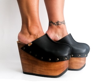 Vintage style leather clogs 70's, with vintage-inspired wooden wedge made in closed leather: The epitome of Vintage street fashion!