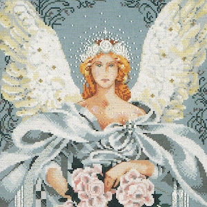 Op de afbeelding: Een witte engel met een kroon van parels en een vloeiende witte jurk houdt een boeket roze rozen vast. De engel heeft een zachte, etherische uitstraling en is omringd door een lichtblauwe achtergrond.
