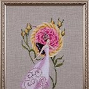 Puede incluir: Un diseño de bordado de punto de cruz que presenta a una mujer con un vestido rosa fluido con una mariposa en el hombro, de pie frente a una gran rosa rosa con pétalos amarillos.