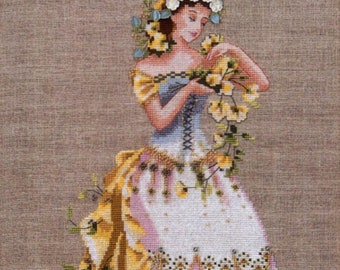 Könnte beinhalten: Eine Kreuzstich-Stickerei, die eine Frau in einem weißen und gelben Kleid zeigt, die eine Blumenkrone trägt und einen Strauß gelber Blumen hält.