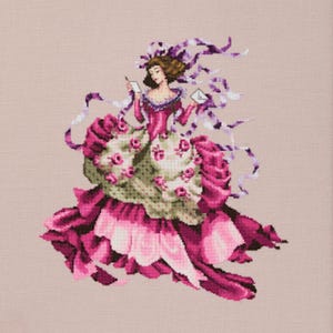 Könnte beinhalten: Eine Frau in einem rosa und grünen Kleid mit einem violetten Band im Haar. Sie hält einen Brief in der Hand und betrachtet ihn.