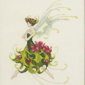 Peut inclure: Un motif de point de croix représentant une fée aux ailes vertes et une robe faite de feuilles et de baies. La fée porte une couronne de feuilles et a une expression délicate et fantaisiste.