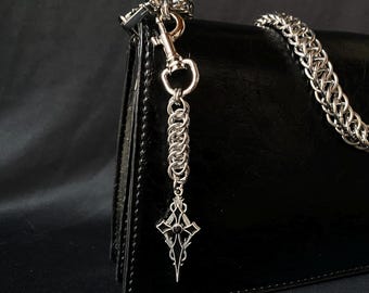 Goth Cross Chainmail Schlüsselanhänger, Handgemachter Taschenanhänger, alternativer dunkler Schlüsselring, Rucksack Charm, silberner Kreuz Handtaschenanhänger, klobige Kette