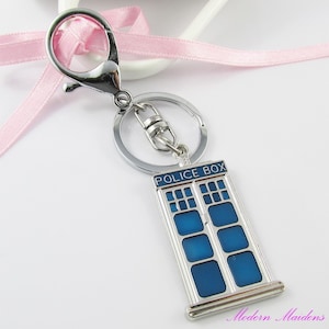 Le porte-clés à breloques Tardis Police Box inspiré de Dr Who est indispensable pour les fans de Dr Who !