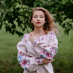 Robe en lin brodée - Vyshyvanka, longueur au sol, motif ukrainien, avec de vraies broderies, ethnique