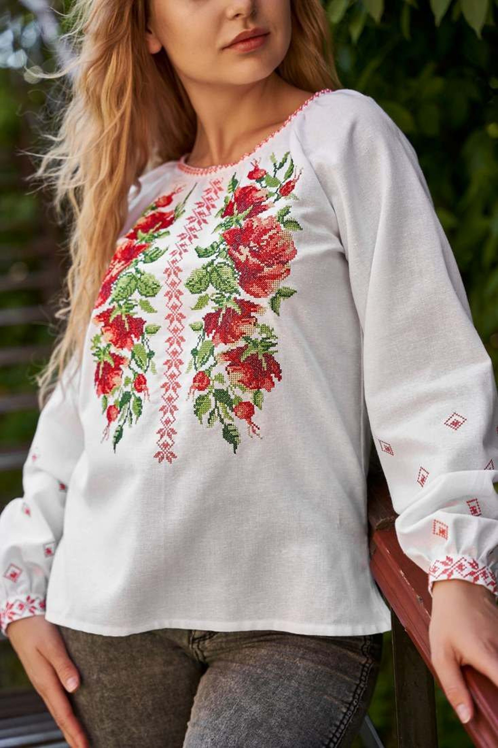 Besticktes Shirt Vyshyvanka, Ukrainisches Muster, mit echten ...
