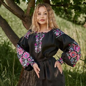 Vestido de linho bordado - Vyshyvanka, padrão ucraniano, com bordado real, comprimento até o joelho, étnico
