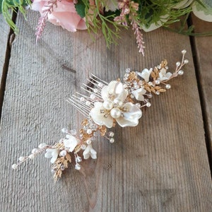 Gold and Pearl Bridal Sparkle Hair Comb with Flowers, Wedding Day Hair Accessories, Floral Hair Comb, Bridal Hair Accessories
