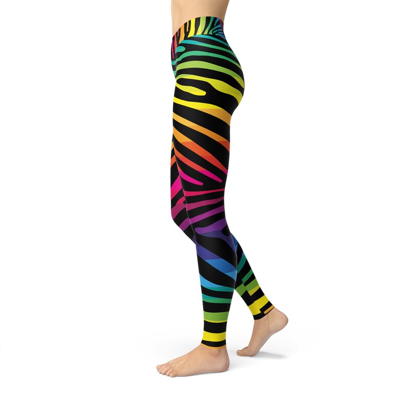 Puede incluir: Leggings negros con estampado de cebra arco&iacute;ris. Los leggings son ajustados y tienen cintura alta.