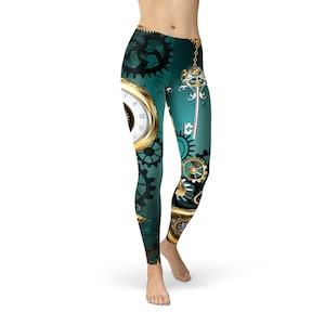 Può includere: Leggings color turchese con un design steampunk che presenta ingranaggi dorati, un quadrante dell'orologio e una chiave.