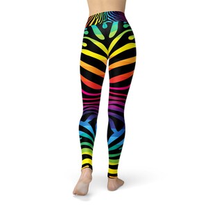 Puede incluir: Leggings negros con un estampado de cebra arco&iacute;ris.