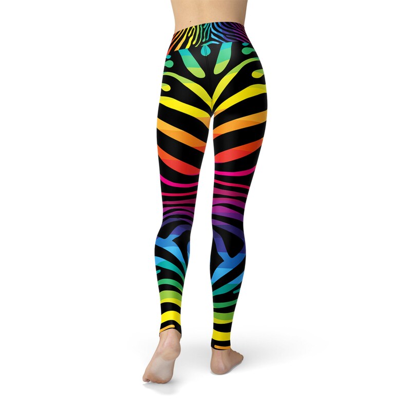 Puede incluir: Leggings negros con un estampado de cebra arco&iacute;ris.