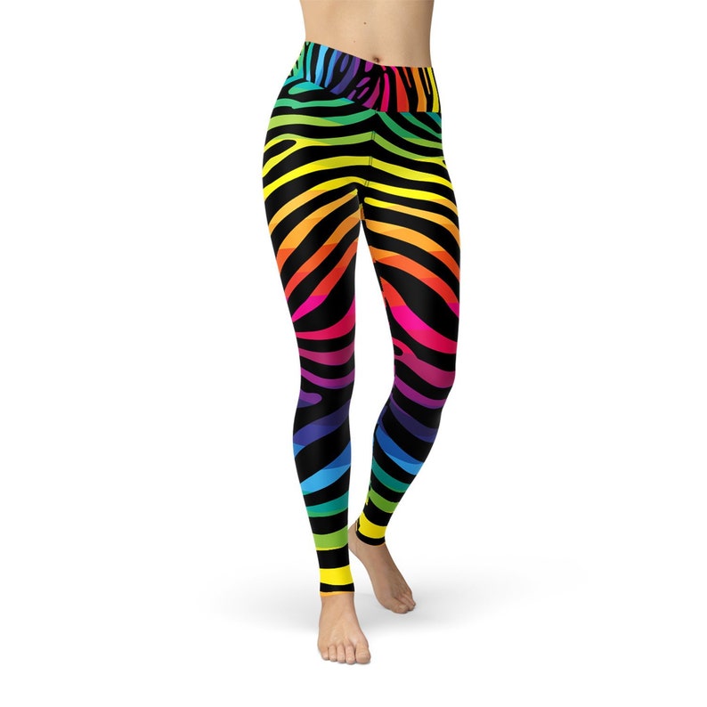 Puede incluir: Leggins negros con estampado de cebra arco&iacute;ris.