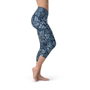 Heart Yoga Capri Leggings voor vrouwen - Womens High Waisted Blue Yoga Capris met All Over Print Heart on Hearts Design voor Valentijnsdag