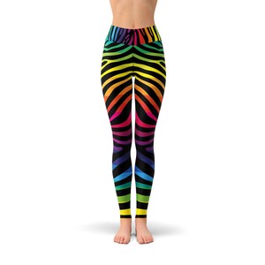 Puede incluir: Leggings negros con estampado de cebra arco&iacute;ris.