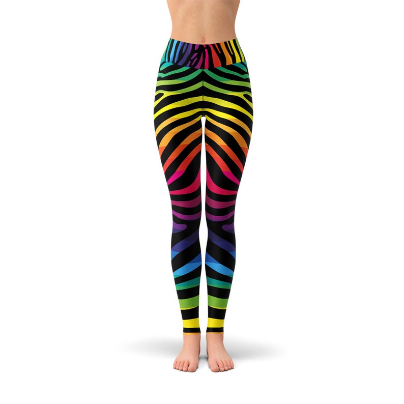 Puede incluir: Leggings negros con estampado de cebra arco&iacute;ris.