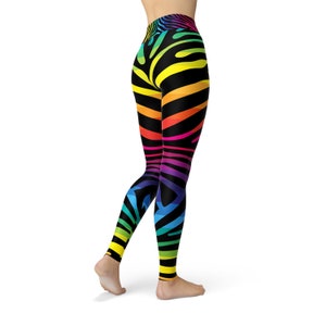 Puede incluir: Leggings negros con un estampado de cebra arco&iacute;ris.