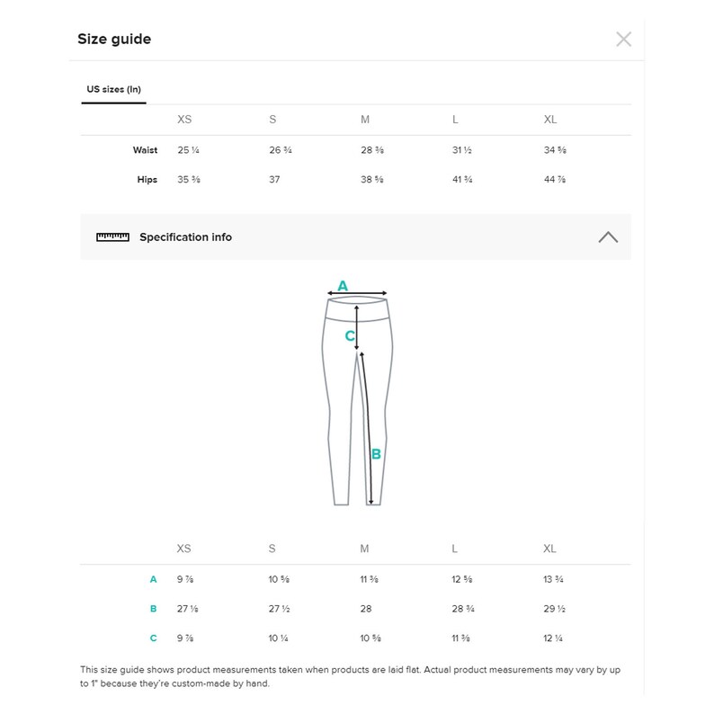 Puede incluir: Gu&iacute;a de tallas para leggings con medidas en pulgadas para la cintura y las caderas, y en pulgadas para la entrepierna, la altura y la longitud. Las medidas se toman cuando la prenda se coloca plana. La imagen muestra un par de leggings negros con un contorno blanco.