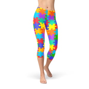 Puede incluir: Un par de leggings cortos coloridos con un patrón de piezas de rompecabezas. Los leggings están hechos de una tela elástica y cómoda, y son perfectos para hacer ejercicio o hacer recados.