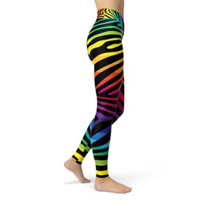 Puede incluir: Leggins negros con estampado de cebra arco&iacute;ris.