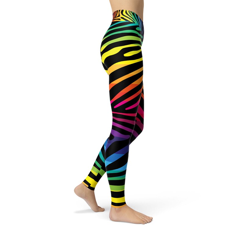 Puede incluir: Leggins negros con estampado de cebra arco&iacute;ris.