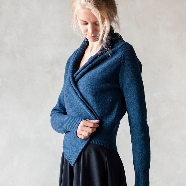 Cardigan en laine, enveloppement de laine fait main, cardigan en laine bleue naturelle, haut en laine tricoté à la main, cardigan en laine biologique, pull en laine douce, enveloppement en tricot