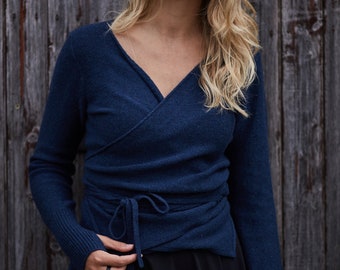 Cardigan en laine, pull en laine tricoté avec ceinture, cardigan en laine bleue naturelle à col en V, cardigan en laine biologique, pull en laine douce pour femme