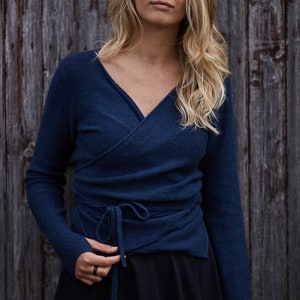 Cardigan avvolgente in lana, Cardigan con cintura, Cardigan avvolgente in lana lavorato a maglia con cintura, Cardigan in lana lavorato a maglia con scollo a V, Maglione in lana naturale biologica in blu