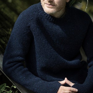 Men&#39;s Tweed Wool Sweater: Green Knit Jumper with Thumbholes