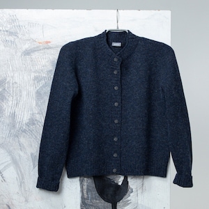 Cardigan boutonné en laine, pull en laine fait main, cardigan en laine bleu foncé naturelle, haut en laine pour femme tricoté à la main, cardigan en laine biologique