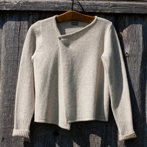 Handgefertigte Woll-Wickel-Strickjacke, Strickjacke aus natürlicher Wolle, Strickjacke aus Bio-Wolle, Weicher Wollpullover, Warmer Winterpullover nougat