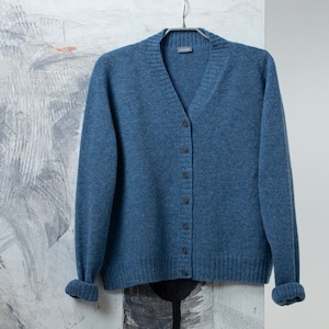 Cardigan large en laine, cardigan à col en V, cardigan en laine coupe carrée, cardigan en laine d&#39;hiver, pull d&#39;hiver boutonné bleu, cardigan en laine biologique