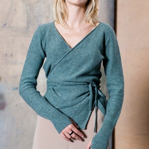 Strickjacke mit Gürtel, Strickjacke mit Gürtel, Strickjacke aus Wolle mit Gürtel, Strickjacke aus Wolle mit V-Ausschnitt, Bio-Naturwollpullover in grün