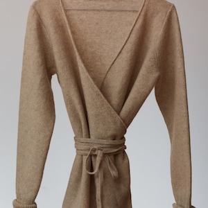 Strick-Wollwickel-Strickjacke, Strickwolle-Wickelpullover mit Gürtel, Natürliche grüne Wolle-Strickjacke mit V-Ausschnitt, Bio-Woll-Strickjacke, Weicher Wollpullover Frauen outmeal